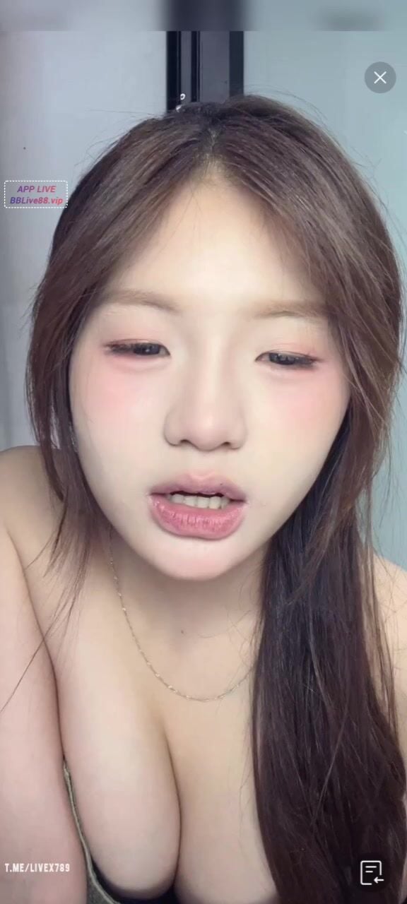 Phòng live của idol tiktok Lan Anh bán dăm,e cứ mặc áo độn xoa mãi mà k thấy show